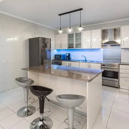 Elegant And Spacious 3 Bedroom 3 Bath 10 Mins To The Sanctuary!! Apartment Fátima