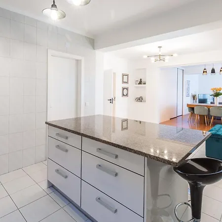 Elegant And Spacious 3 Bedroom 3 Bath 10 Mins To The Sanctuary!! *